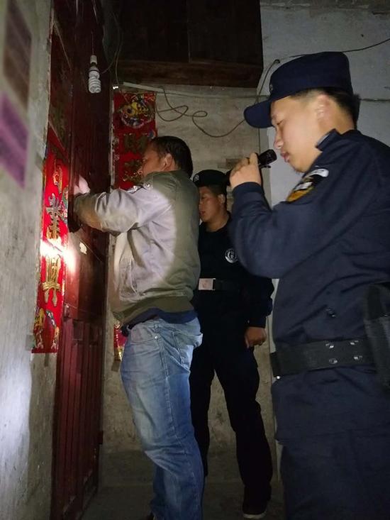 武汉粗心妈妈误将幼女锁家中 