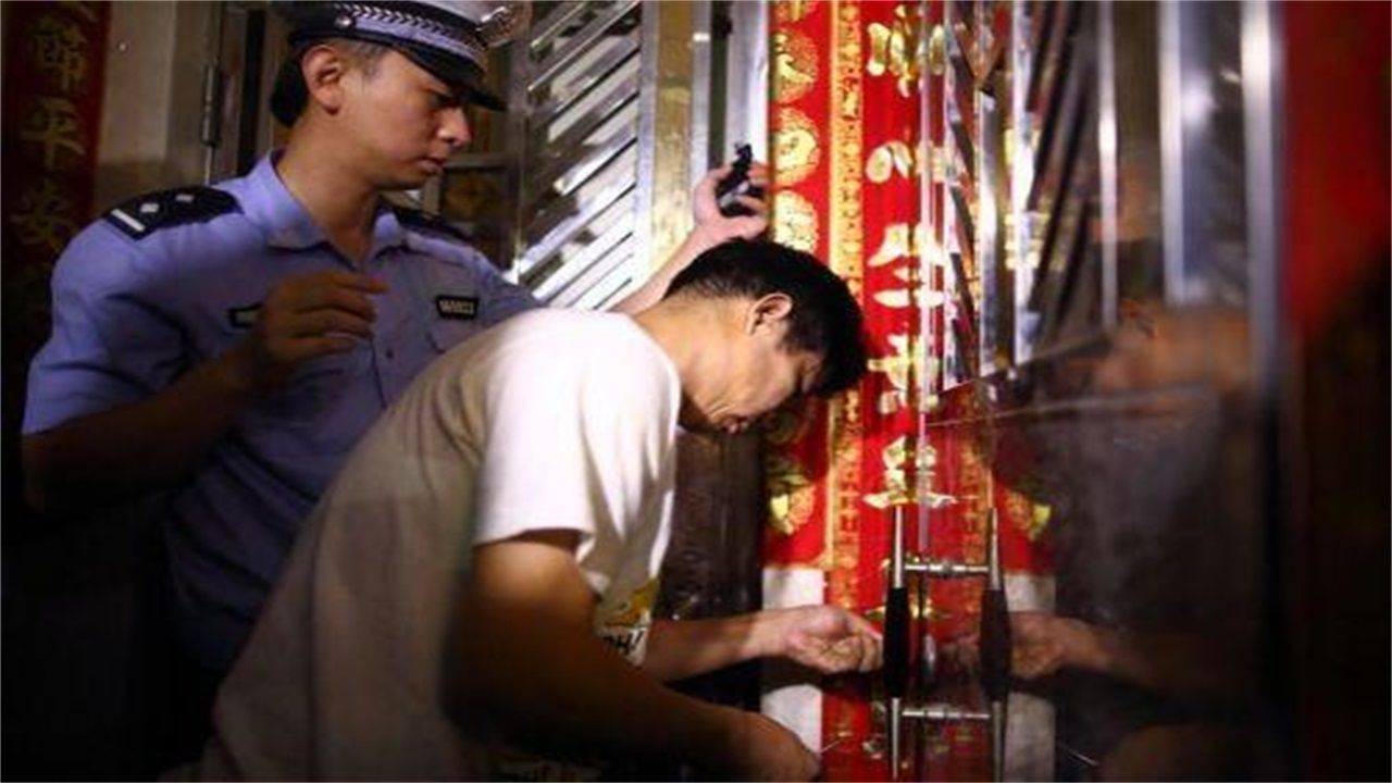 武汉请开锁师傅开了锁后，师傅